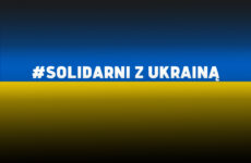 Flaga ukrainy z napisem Solidarni z Ukrainą
